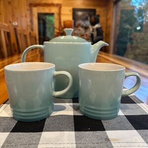 “Sage" LE CREUSET Grand Teapot 1.3 Liter  Stoneware Ombre and Mugs *2nd Choice*